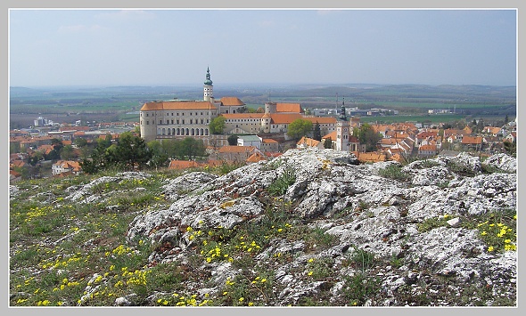 Pohled na mikulovský zámek ze sv. Kopečka, Olympus P-500, čas 1/200 s, clona 5.00, ISO 100, ohn. vzdálenost 6.30, polarizační filtr Hama