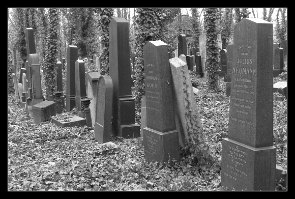 Pražský židovský hřbitov, Olympus SP-500, čas 1/50s, clona 3.50, ISO 200, ohn. vzdálenost 7.10
