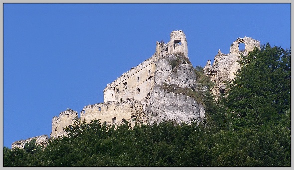 Lietavský hrad, Olympus SP-500, čas 1/80 s, clona 6.30, ISO 80, ohn. vzdálenost 29.60, polarizační filtr Hama