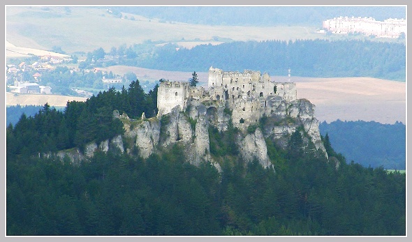 Lietavský hrad, Olympus SP-500, čas 1/640 s, clona 4.50, ISO 100, ohn. vzdálenost 47.80, polarizační filtr Hama