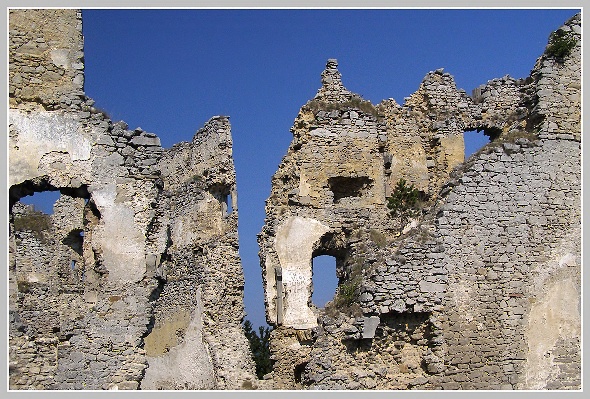 Lietavský hrad, Olympus SP-500, čas 1/800 s, clona 3.50, ISO 80, ohn. vzdlenost 6.30, polarizační filtr Hama