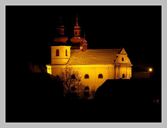 Vamberk- kostel sv. Prokopa, Olympus SP-500, ISO 100, čas 1/3s, clona 7,1, ohn. vzdálenost 44,7 mm.
